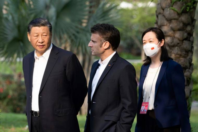 Les présidents chinois Xi Jinping et français Emmanuel Macron, accompagnés d'une interprète, le 7 avril 2023 à Canton, dans le sud de la Chine ( POOL / Jacques WITT )