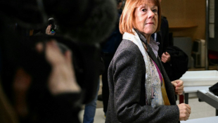 Gisele Pelicot arrive au tribunal d'Avignon, le 25 novembre 2024 ( AFP / Christophe SIMON )