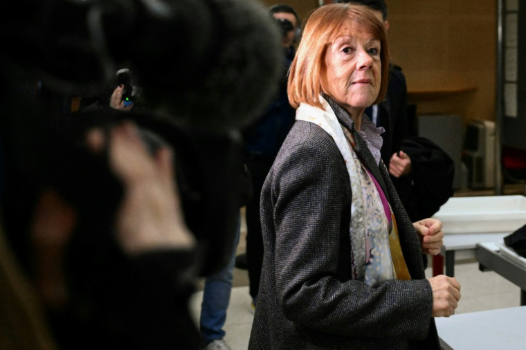 Gisèle Pelicot arrive au palais de justice d'Avignon le 25 novembre 2024 ( AFP / Christophe SIMON )