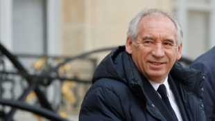 Le Premier ministre François Bayrou quitte le palais de l'Elysée après le conseil des ministres le 15 janvier 2025 à Paris ( AFP / Ludovic MARIN )