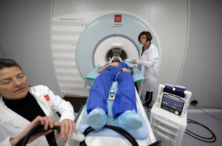Un volontaire passe un IRM avec le nouvel appareil Iseult, au Commissariat à l'énergie atomique et aux énergies alternatives, à Gif-sur-Yvette, le 22 mars 2024 ( AFP / ALAIN JOCARD )