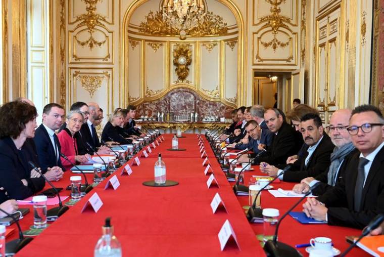 La Première ministre Borne rencontre les syndicats français sur la réforme des retraites à Paris