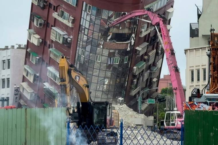 Démolition de l'immeuble Uranus endommagé par un séisme, à Hualien (Taïwan) le 5 avril 2024 ( AFPTV / Yan ZHAO )
