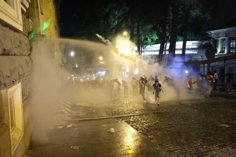 La police utilise des gaz lacrymogènes et un canon à eau contre des manifestants à Tbilissi, le 1er mai 2024 en Géorgie ( AFP / Giorgi ARJEVANIDZE )