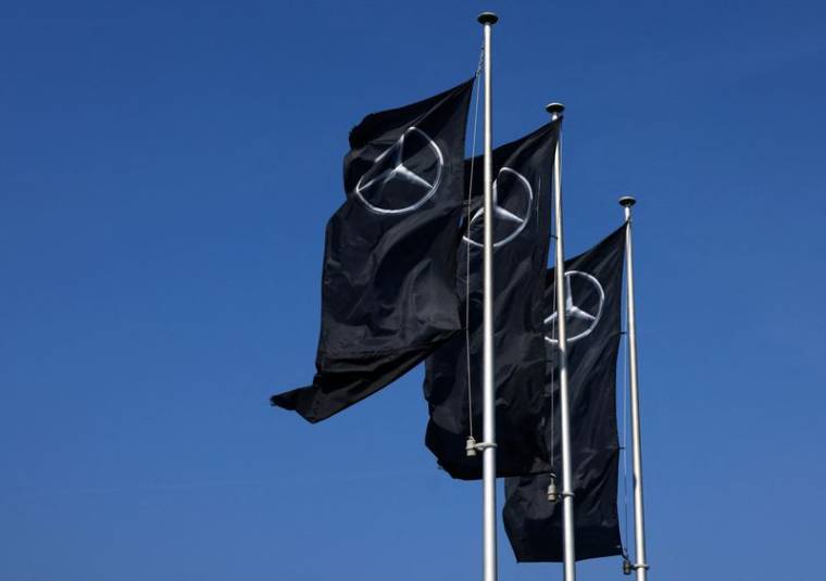 Photo du logo de Mercedes-Benz à l'extérieur d'un concessionnaire à Bruxelles