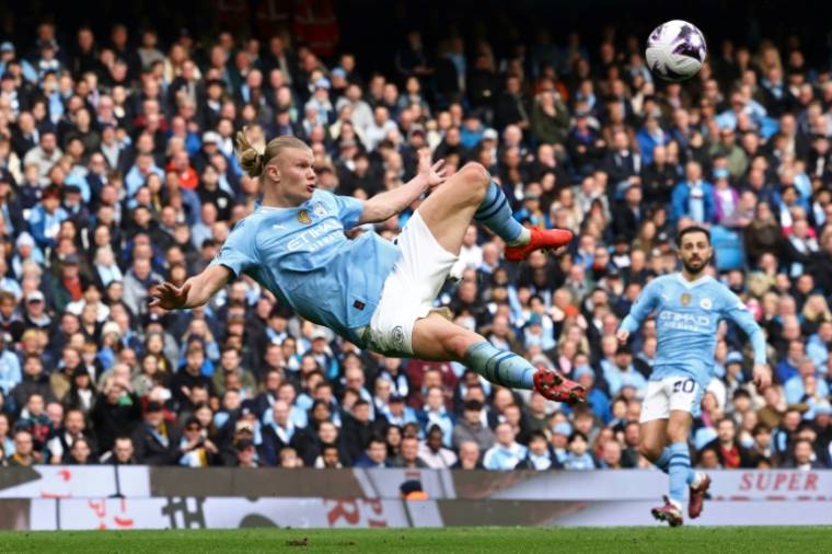 Erling Haaland, auteur d'un quadruplé samedi pour Manchester City contre Wolverhampton, tente une reprise acrobatique à l'Etihad Stadium de Manchester. ( AFP / Darren Staples )