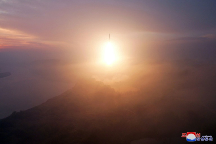 Photo diffusée par l'agence d'État nord-coréenne KCNA du test d'un missile balistique intercontinental par Pyongyang, le 31 octobre 2024 (KCNA VIA KNS/STR)