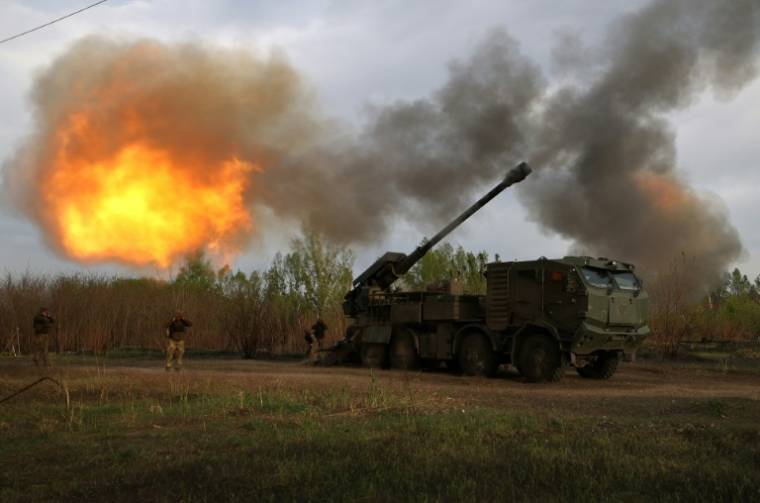 Des artilleurs ukrainiens tirent sur une position russe dans la région de Kharkiv, le 21 avril 2024 ( AFP / Anatolii STEPANOV )
