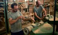 Des employés fabriquent des chaises dans l'atelier de l'entreprise familiale Bastiat Sièges, le 11 septembre 2023 à Hagetmau, dans les Landes ( AFP / GAIZKA IROZ )