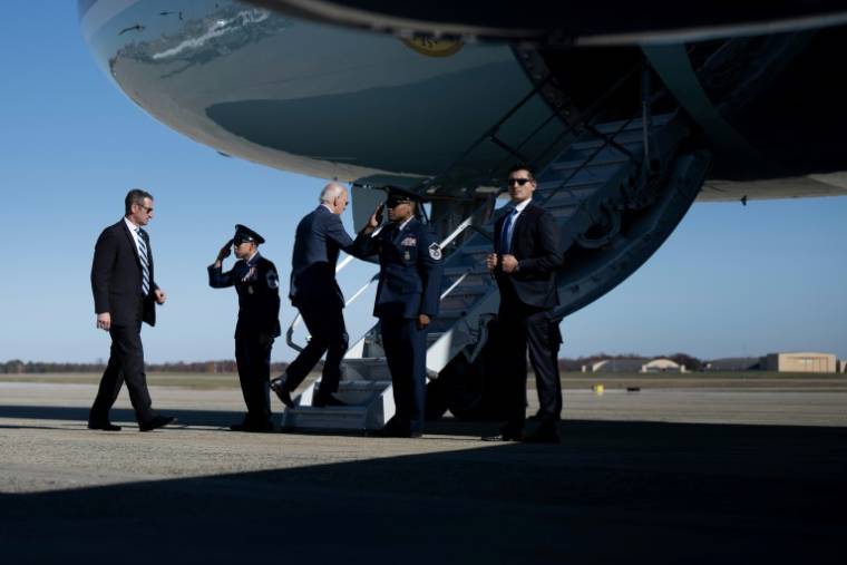 Le président américain Joe Biden embarque dans son avion Air Force One sur la base aérienne d'Andrews, proche de Washington, le 14 novembre 2023 ( AFP / Brendan Smialowski )