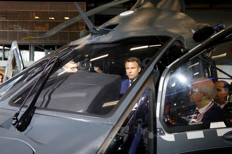 Emmanuel Macron dans un hélicoptère Airbus H160M Guepard au salon Eurosatory  à Villepinte le 13 juin 2022. ( POOL / Ludovic MARIN )