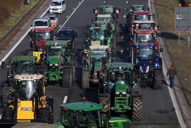 Les agriculteurs belges bloquent le ring de Bruxelles lors d'une manifestation, à Halle