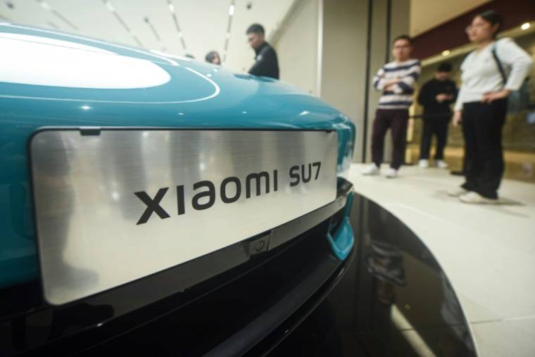 La première voiture électrique du fabricant chinois de smartphones Xiaomi, le modèle Xiaomi SU7, dans un magasin de Hangzhou, dans l'est de la Chine, le 25 mars 2024 ( AFP / STR )