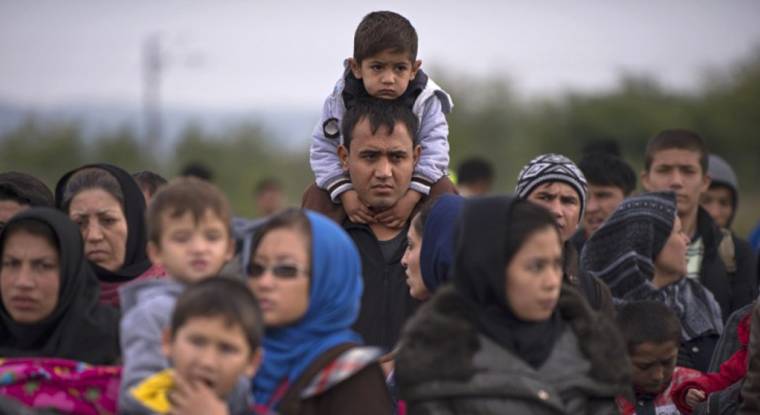 Des migrants en Macédoine. (© N. Doychinov / AFP)