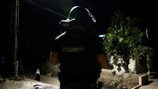 Un gendarme lors de la première opération contre l'habitat insalubre, l'immigration illégale et la délinquance regroupées à Mayotte, baptisée Wuambushu, Mamoudzou, le 21 avril 2023 ( AFP / Philippe LOPEZ )