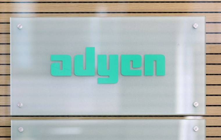 Le logo Adyen au siège de l'entreprise, à Amsterdam