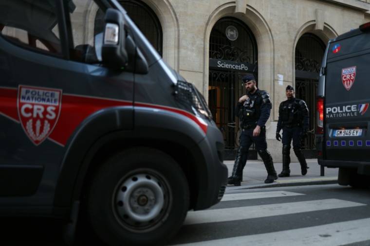 Des policiers devant l'entrée de Sciences Po à Paris, le 14 mars 2024 ( AFP / Thomas SAMSON )