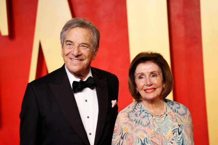 Nancy Pelosi (d) et son mari Paul Pelosi, le 10 mars 2024 à Beverly Hills, en Californie ( AFP / Michael TRAN )