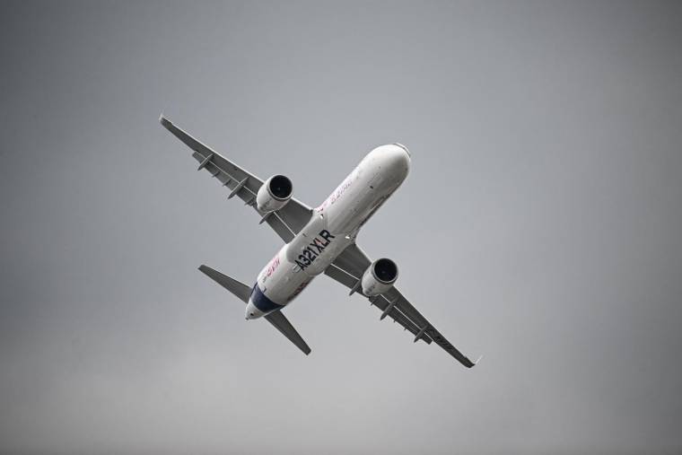 Un Airbus A321 XLR, en vol de démonstration au dessus du Bourget (illustration) ( AFP / EMMANUEL DUNAND )
