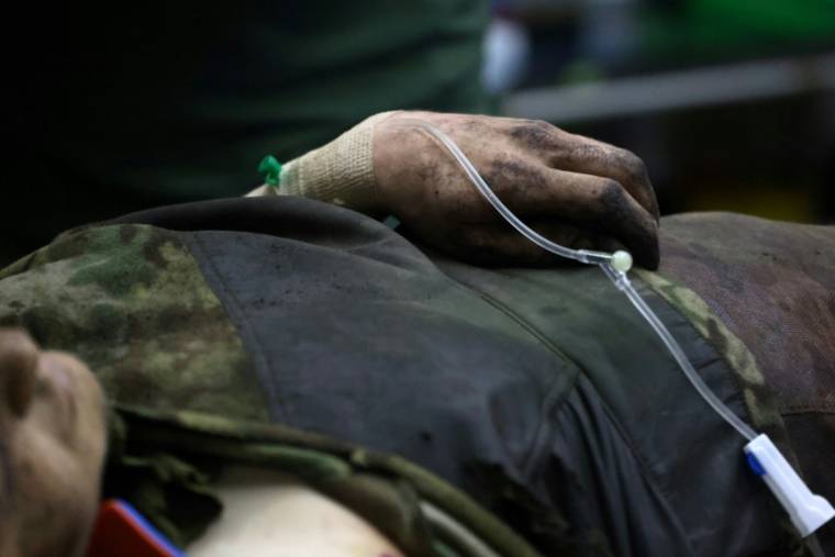 Un soldat ukrainien blessé reçoit les premiers soins, dans la région de Donetsk en Ukraine le 16 avril 2024 ( AFP / Anatolii STEPANOV )