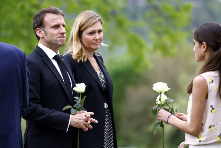 Le président Emmanuel Macron et la présidente de l'Assemblée nationale Yaël Braun-Pivet se voient remettre une rose blanche, le 7 avril 2024 à la maison d'Izieu, dans l'Ain ( POOL / MOHAMMED BADRA )