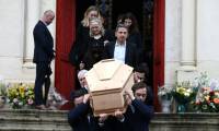 Le cercueil du journaliste littéraire Bernard Pivot est porté hors de l'église Saint-Pierre, après un service funéraire, le 14 mai 2024 à Quincié-en-Beaujolais, dans le Rhône ( AFP / JEAN-PHILIPPE KSIAZEK )