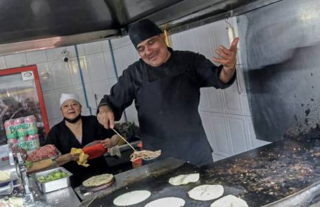 Le chef Arturo Rivera Martinez du restaurant El Califa de Leon, à Mexico, prépare des tacos, le 15 mai 2024 ( AFP / Silvana FLORES )