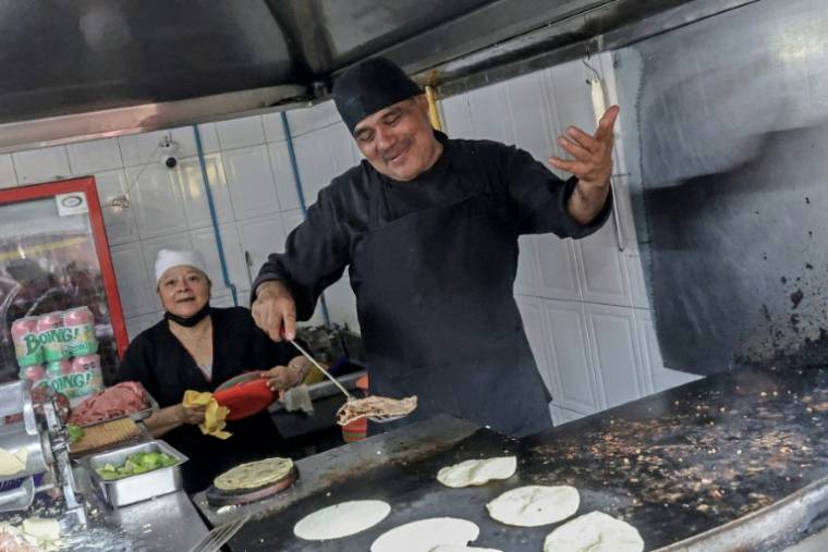 Le chef Arturo Rivera Martinez du restaurant El Califa de Leon, à Mexico, prépare des tacos, le 15 mai 2024 ( AFP / Silvana FLORES )