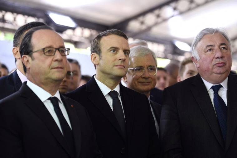 François Hollande, Emmanuel Macron et Gérard Larcher à Paris, le 10 mai 2017. ( POOL / ERIC FEFERBERG )