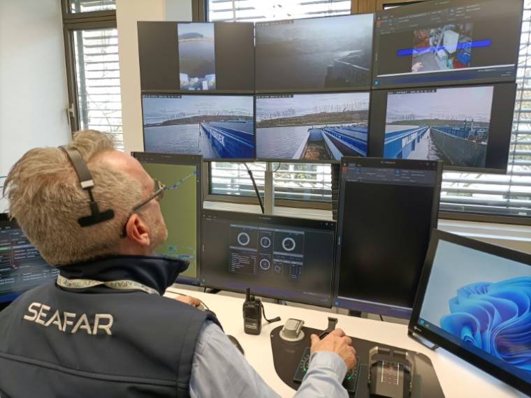 Patrick Hertoge, navigateur pour la startup belge Seafar, surveille sur des écrans depuis le port de Duisbourg la navigation télécommandée de bateaux sur les voies navigables, le 19 mars 2024 en Allemagne ( AFP / Léa PERNELLE )