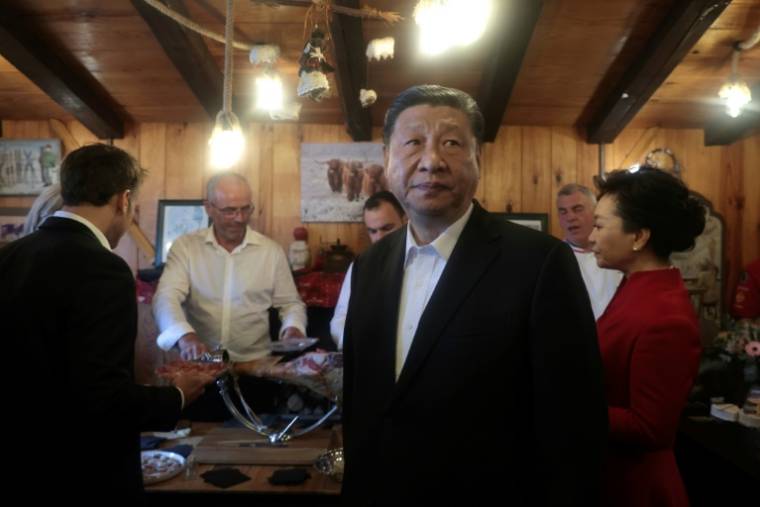Le président chinois Xi Jinping, avec au deuxième plan son épouse (droite) et le président français Emmanuel Macron (gauche), dans un restaurant d'altitude au col du Tourmalet, dans les Hautes-Pyrénées, le 7 mai 2024 ( POOL / Aurelien Morissard )