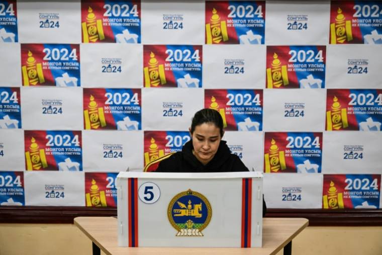 Une électrice vote lors des législatives à Oulan-Bator, le 28 juin 2024 en Mongolie ( AFP / Hector RETAMAL )