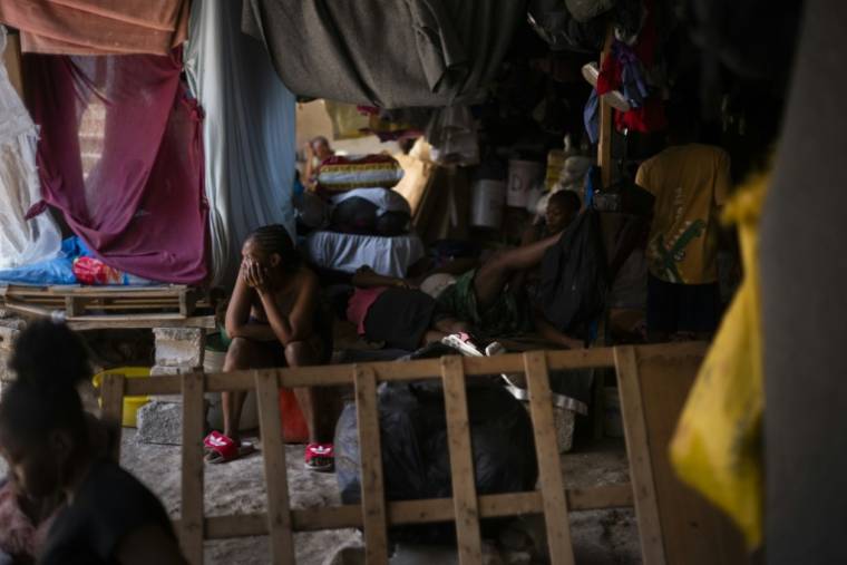 Des personnes dans une église transformée en camp pour déplacés internes dans le quartier de Delmas, à Port-au-Prince, le 11 juin 2024 en Haïti ( AFP / ROBERTO SCHMIDT )