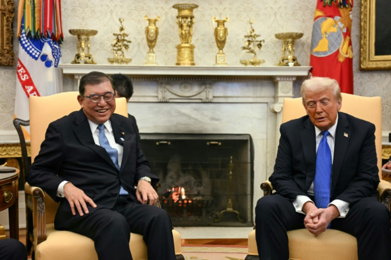 Le président américain Donald Trump avec le Premier ministre japonais  Shigeru Ishiba, le 7 février 2025 à la Maison Blanche ( AFP / Jim WATSON )