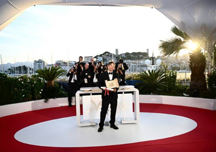 Le réalisateur américain Sean Baker pose après avoir remporté la Palme d'or au 77e festival de Cannes, le 25 mai 2024 à Cannes   ( AFP / LOIC VENANCE )