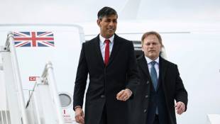 Le Premier ministre britannique, Rishi Sunak (g) et le secrétaire d'Etat britannique à la Défense, Grant Shapps, arrivent à l'aéroport de Varsovie, le 23 avril 2024 en Pologne ( POOL / HENRY NICHOLLS )
