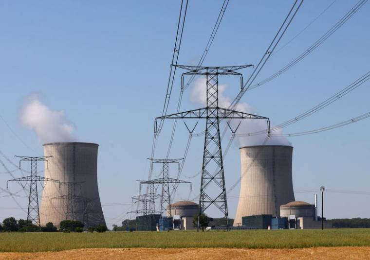 Les tours de refroidissement et réacteurs de la centrale nucléaire d'EDF à Cattenom, en France