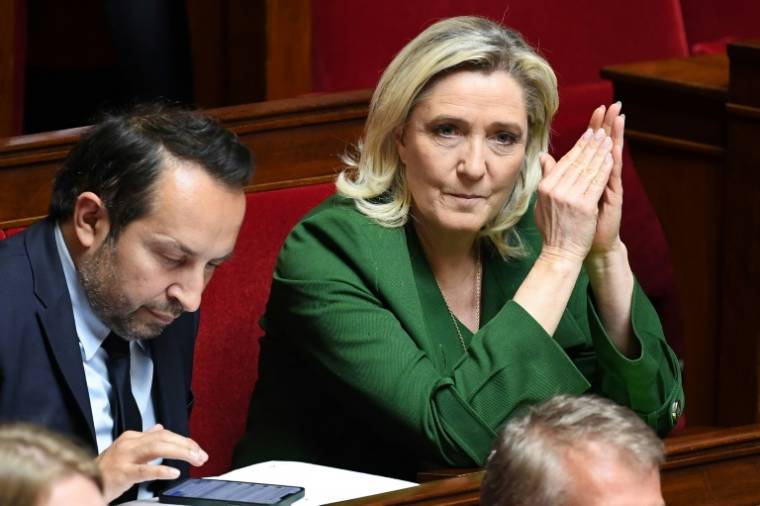La présidente du groupe du parti d'extrême-droite Rassemblement National à l'Assemblée Nationale Marine Le Pen le 2 mai 2023 à Paris ( AFP / Bertrand GUAY  )