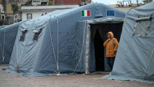 Un habitant de Pouzzoles, près de Naples, dans le sud de l'Italie, se tient devant une tente dressée par les autorités locales après une vague de secousses sismiques qui ont provoqué un vent de panique dans la nuit de lundi à mardi. ( ANSA / ANSA )