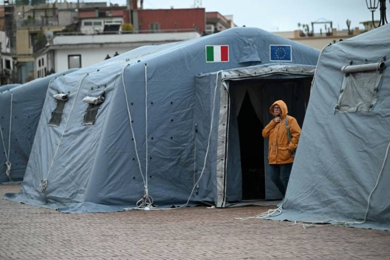 Un habitant de Pouzzoles, près de Naples, dans le sud de l'Italie, se tient devant une tente dressée par les autorités locales après une vague de secousses sismiques qui ont provoqué un vent de panique dans la nuit de lundi à mardi. ( ANSA / ANSA )