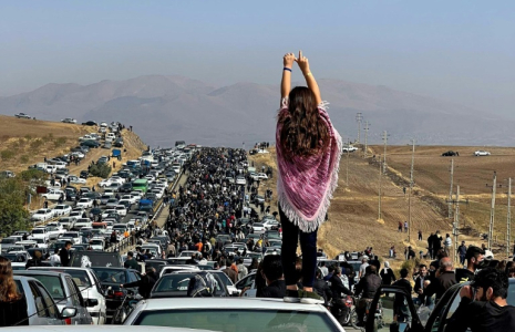 Cette image UGC postée sur Twitter le 26 octobre 2022 montre des milliers de personnes se dirigent vers la ville natale de Mahsa Amini à l'ouest de l'Iran, pour alors marquer les 40 jours qui se sont écoulés depuis sa mort ( UGC / - )