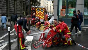 Les pompiers de Paris interviennent après un incendie dans un appartement du 2e arrondissement de Paris, le 30 avril 2024 ( AFP / MIGUEL MEDINA )