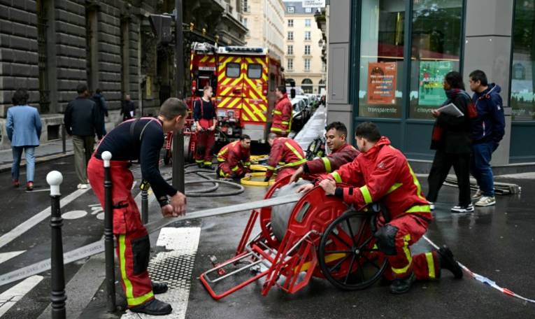 Les pompiers de Paris interviennent après un incendie dans un appartement du 2e arrondissement de Paris, le 30 avril 2024 ( AFP / MIGUEL MEDINA )