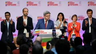 Jean-Luc Mélenchon (c), leader de LFI et membre de la coalition de gauche Nouveau Front populaire (NFP), fait une déclaration après l'annonce des résultats du 1er tour des législatives à La Faïencerie, le 30 juin 2024 à Paris ( AFP / Dimitar DILKOFF )