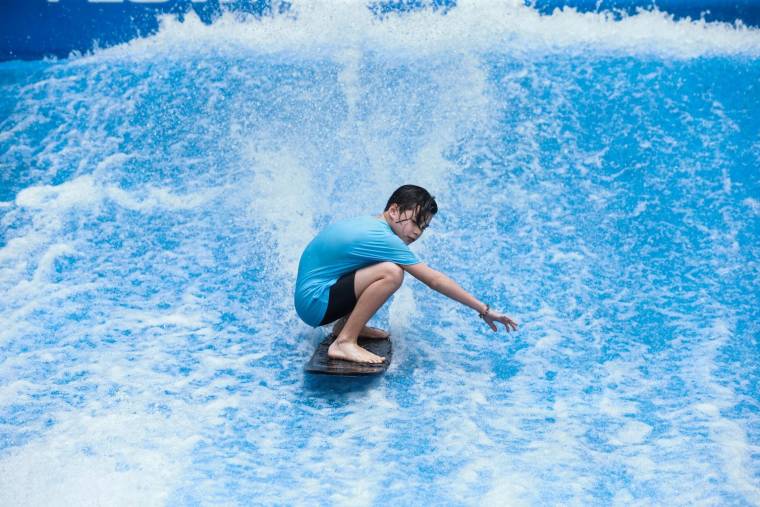 Surfer au cœur des villes 36( jours par an est désormais possible grâce aux vagues indoor.