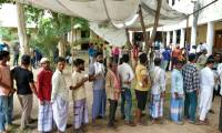 Des électeurs attendent pour voter lors de la septième et dernière phase des élections générales, le 1er juin 2024 à Varanasi, en Inde ( AFP / Niharika KULKARNI )
