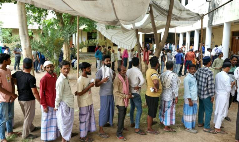 Des électeurs attendent pour voter lors de la septième et dernière phase des élections générales, le 1er juin 2024 à Varanasi, en Inde ( AFP / Niharika KULKARNI )