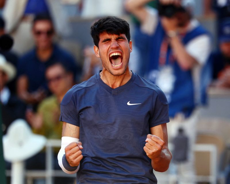 Alcaraz renverse Sinner et défiera Zverev en finale de Roland-Garros