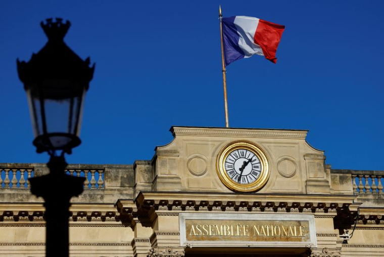 Un drapeau national français flotte au-dessus de l'Assemblée nationale à Paris, France