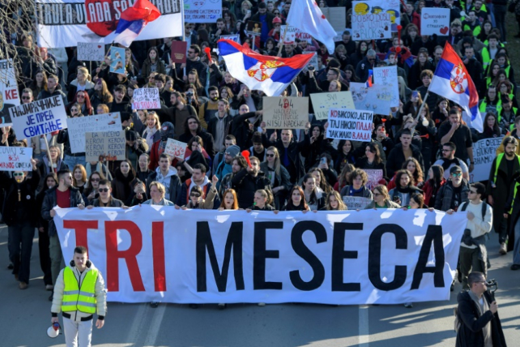 Des manifestants rassemblés à Novi Sad, en Serbie, pour marquer les trois mois de l'effondrement meurtrier du toit d'une gare de la ville, qui a déclenché un mouvement national de contestation contre les autorités, le 1er février 2025 ( AFP / Nenad MIHAJLOVIC )